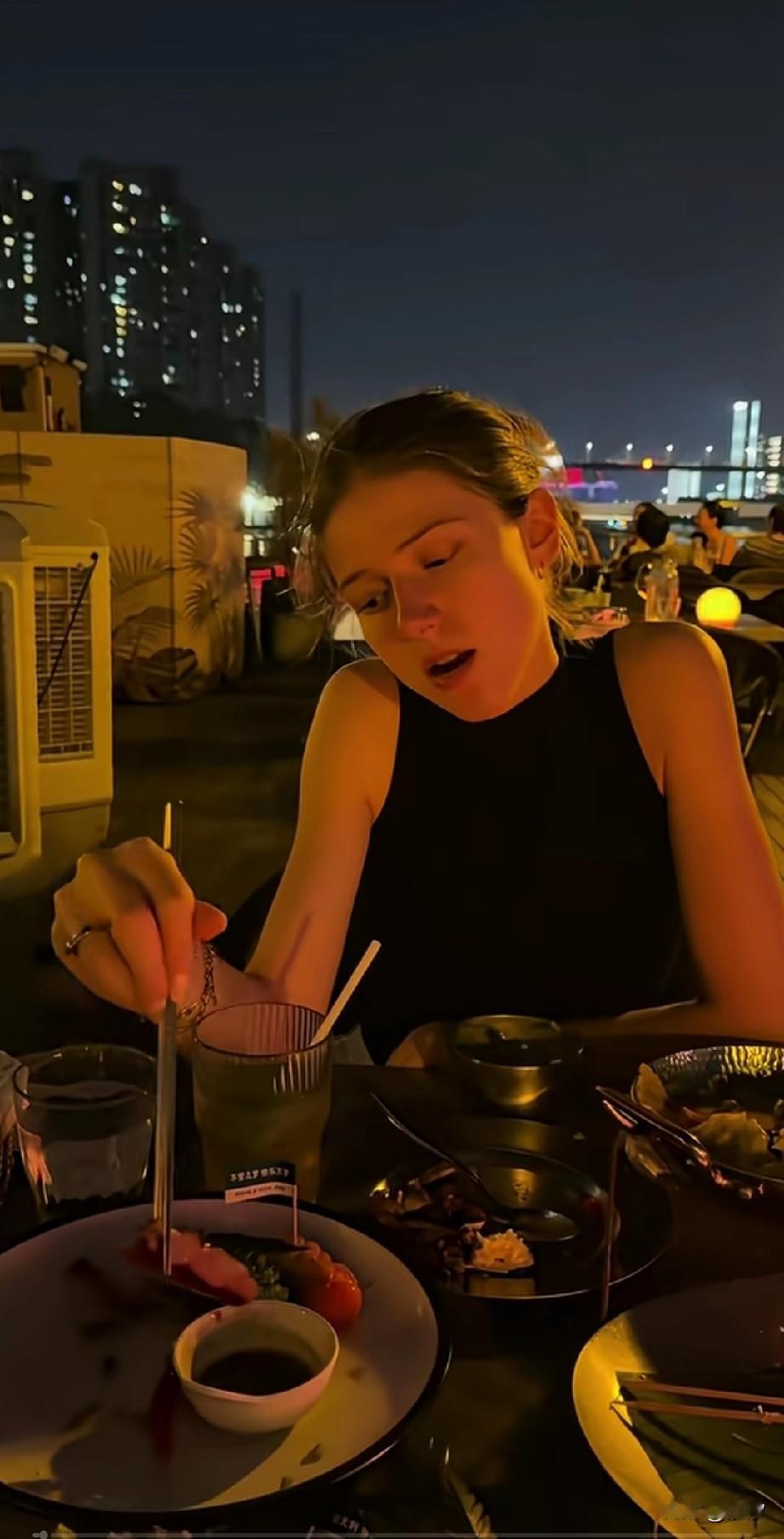 小伙子分享自己和比利时女友的约会，
别人的约会都在谈情说爱，
他们两个人的约会都