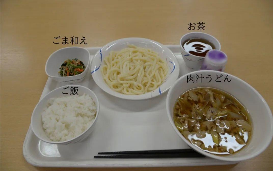 日本自卫队的待遇印证了什么叫做贼配军，有日本空自的士官分享了他们横田基地的第一餐