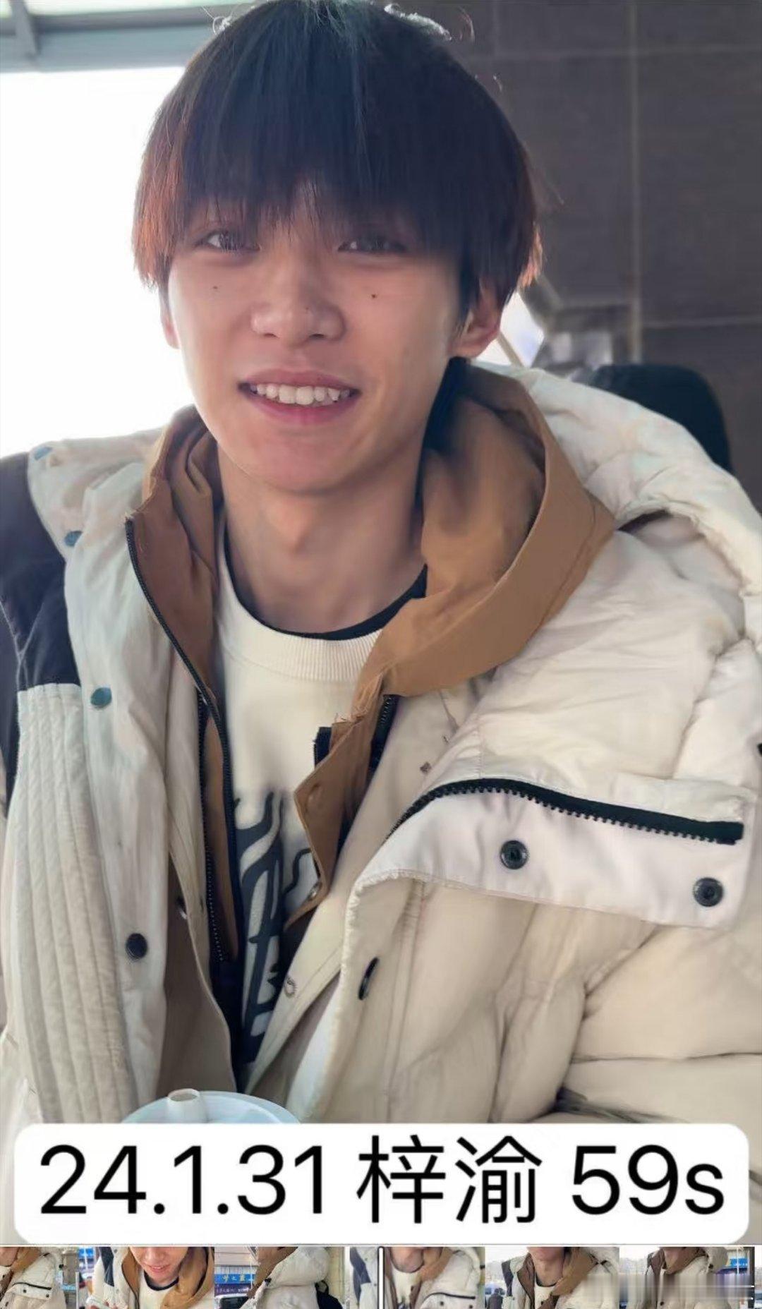 才发现梓渝脸上有对称的两个点，这个特质还挺萌的，上了这么多热搜，怎么这个不上？[