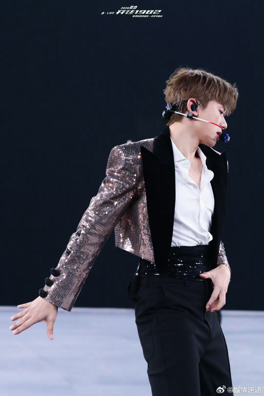 张杰演唱会伴舞有一个营瞬间被震撼到！伴舞蜂拥上台超壮观，大舞台配上绝美舞美！ 