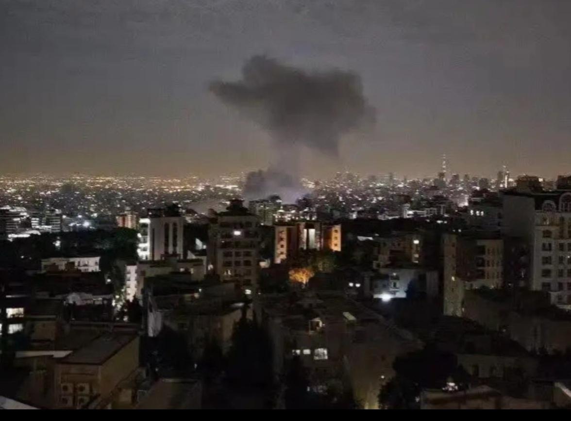 美伊开战记
2026年2月28日，美国结合以色列，对伊朗发动了袭击。美伊谈判根本