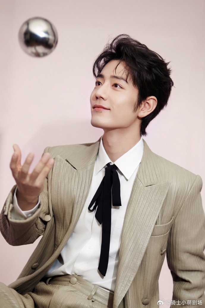 来看娱乐肖战指尖银球肖战米色条纹西装造型肖战这套米色条纹西装造型干净高级，银球点