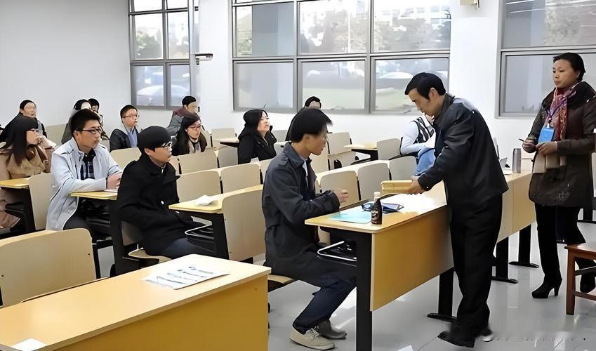 我认为是，人生重要的选择路口。这时候的选择能够决定人生轨迹的重大变化