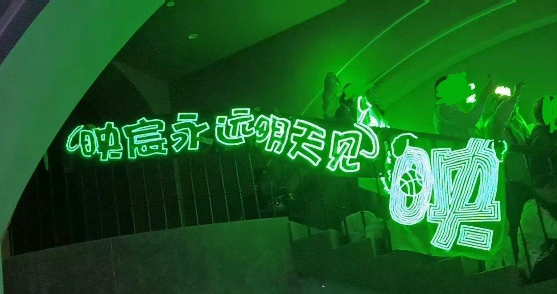 有眼尖的网友发现TF四代的陈奕恒跟五代的朱映宸灯牌撞了，粉丝也是没有注意到啊，居