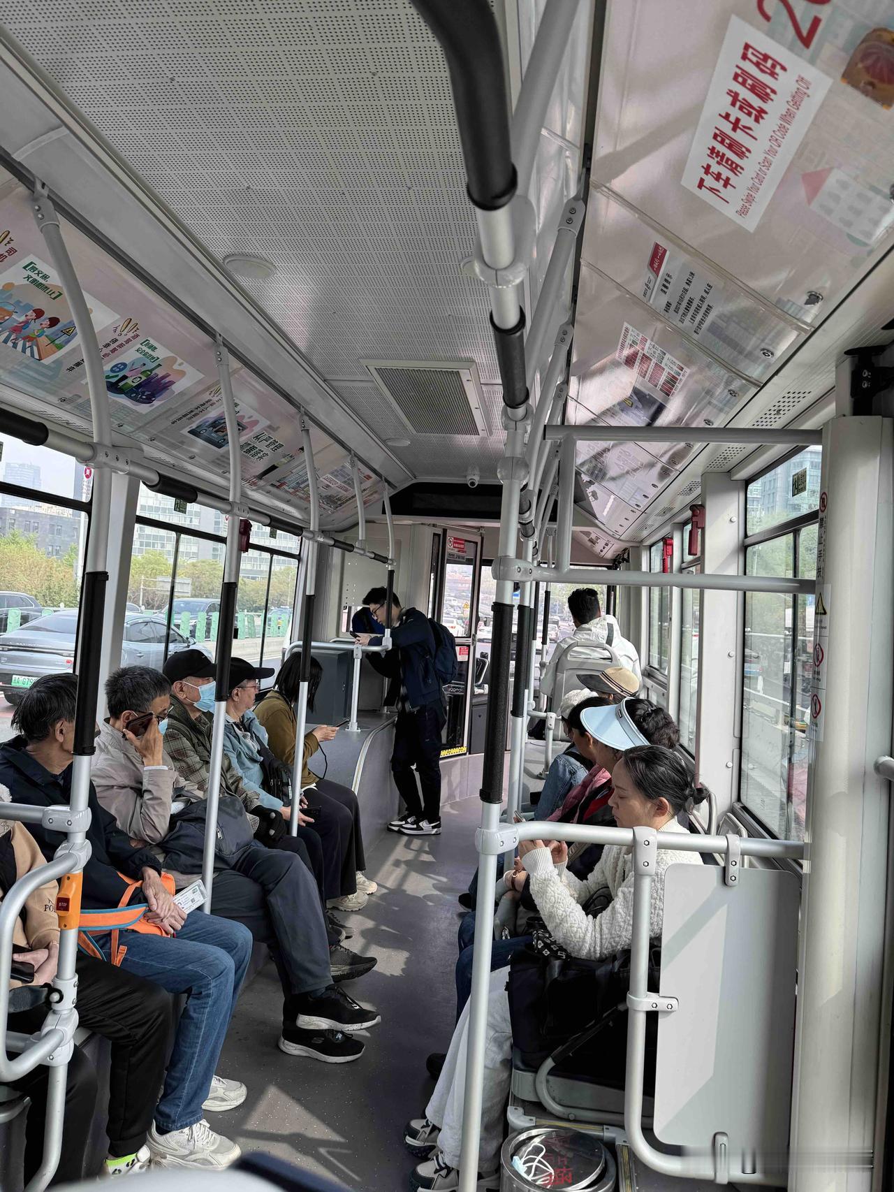 在公交车上。突然一个急刹车，车上的人由于惯性都吓一跳，尤其站立的人差点摔倒。
原