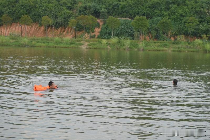 长期洗冷水澡是否能增强体质，这事儿还真不好说。
有人觉得洗冷水澡能增强体质，因为
