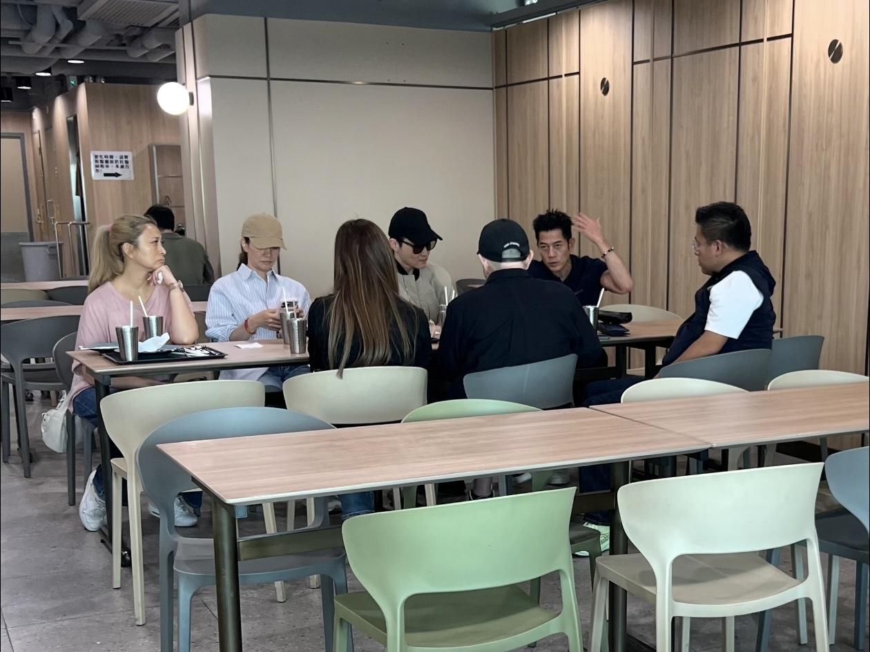 刷到港大同学的偶遇路透，郭富城和张智霖俩居然悄咪咪出现在港大食堂，就挤在普通学生