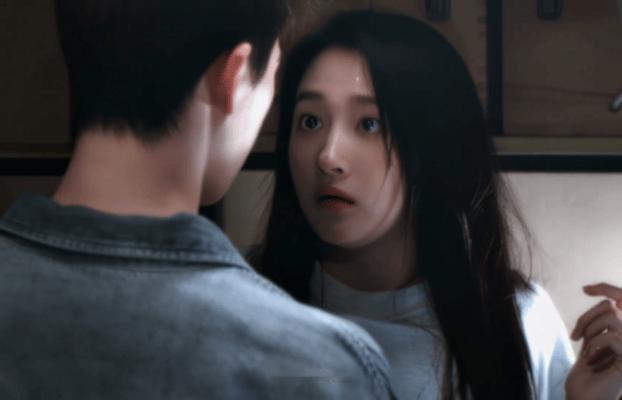 李昀锐慌了电视剧耀眼防身教学意外变成甜蜜壁咚，玩偶突然滚落瞬间打乱节奏，李昀锐手