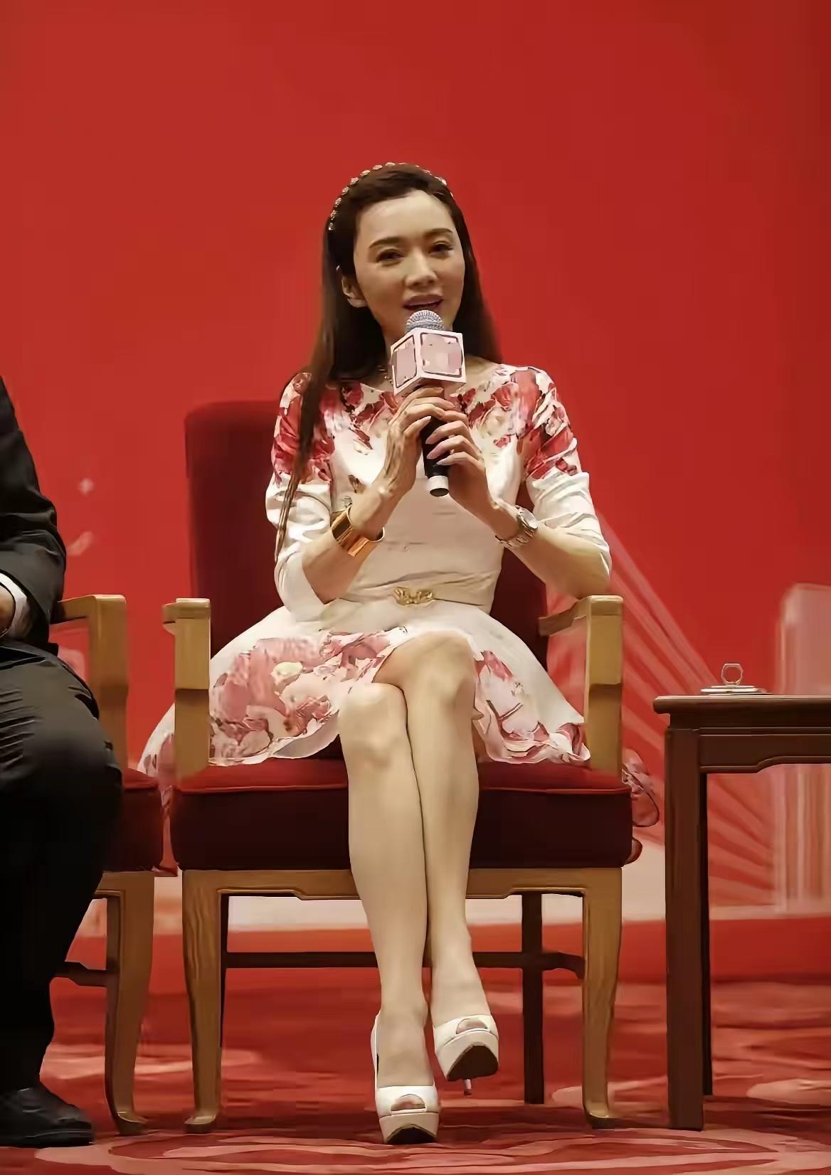 如果你还记得这位女老板，证明你的年龄至少40+。她就是咖啡之翼的创始人，被称为“