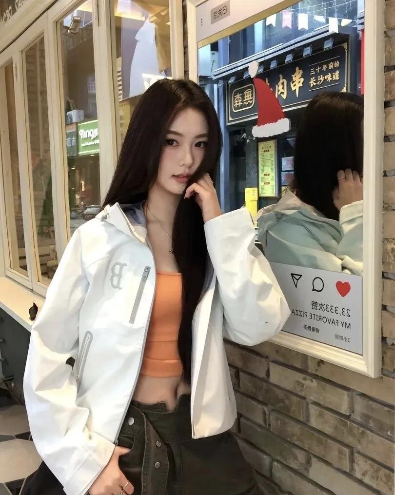 都市街头风，白色外套与橙色内搭的完美搭配，尽显时尚气息！