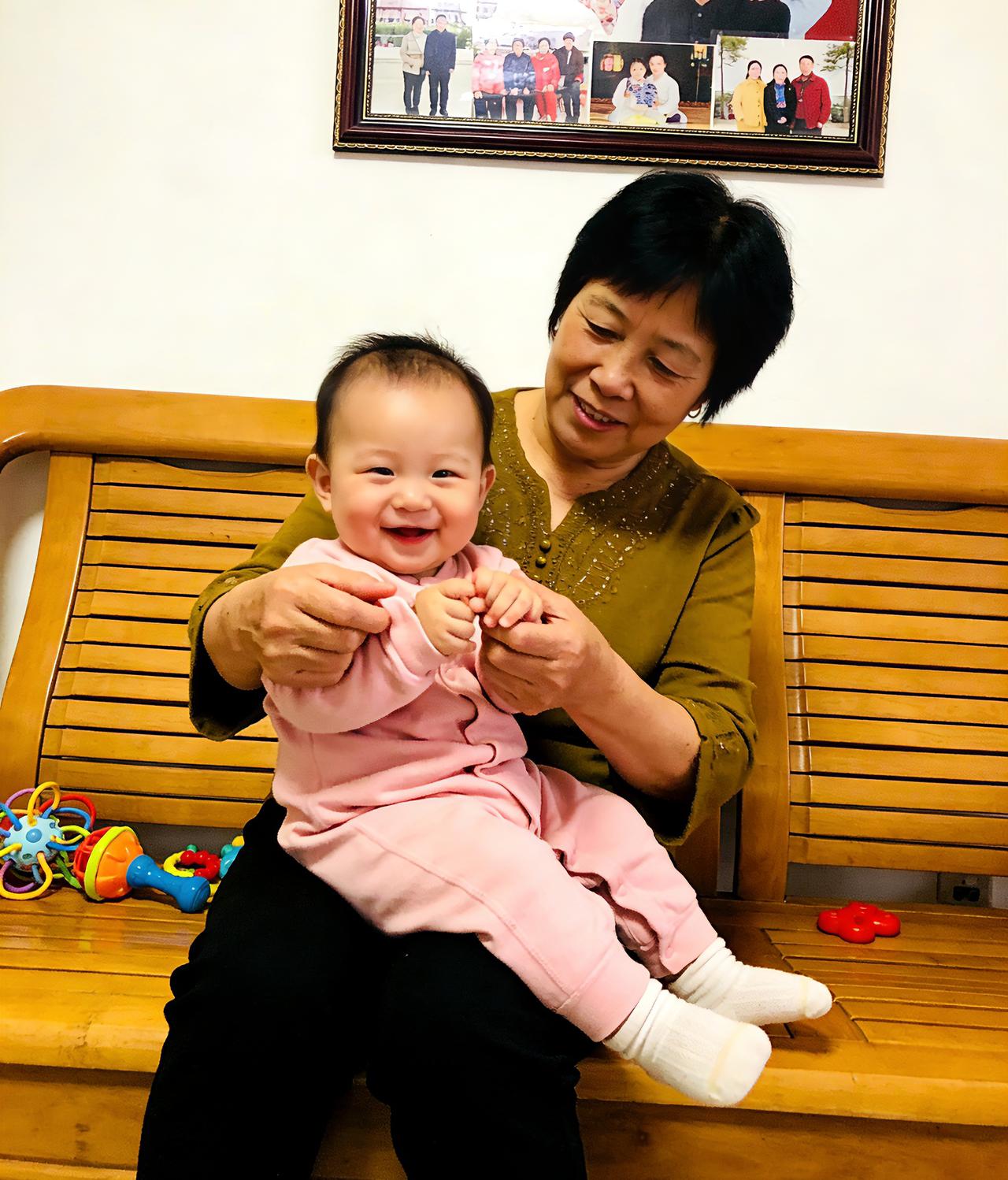 我妈70岁了，腰间盘突出，只帮我们带了半年孩子。而我媳妇却不知感恩，还抱怨我妈不