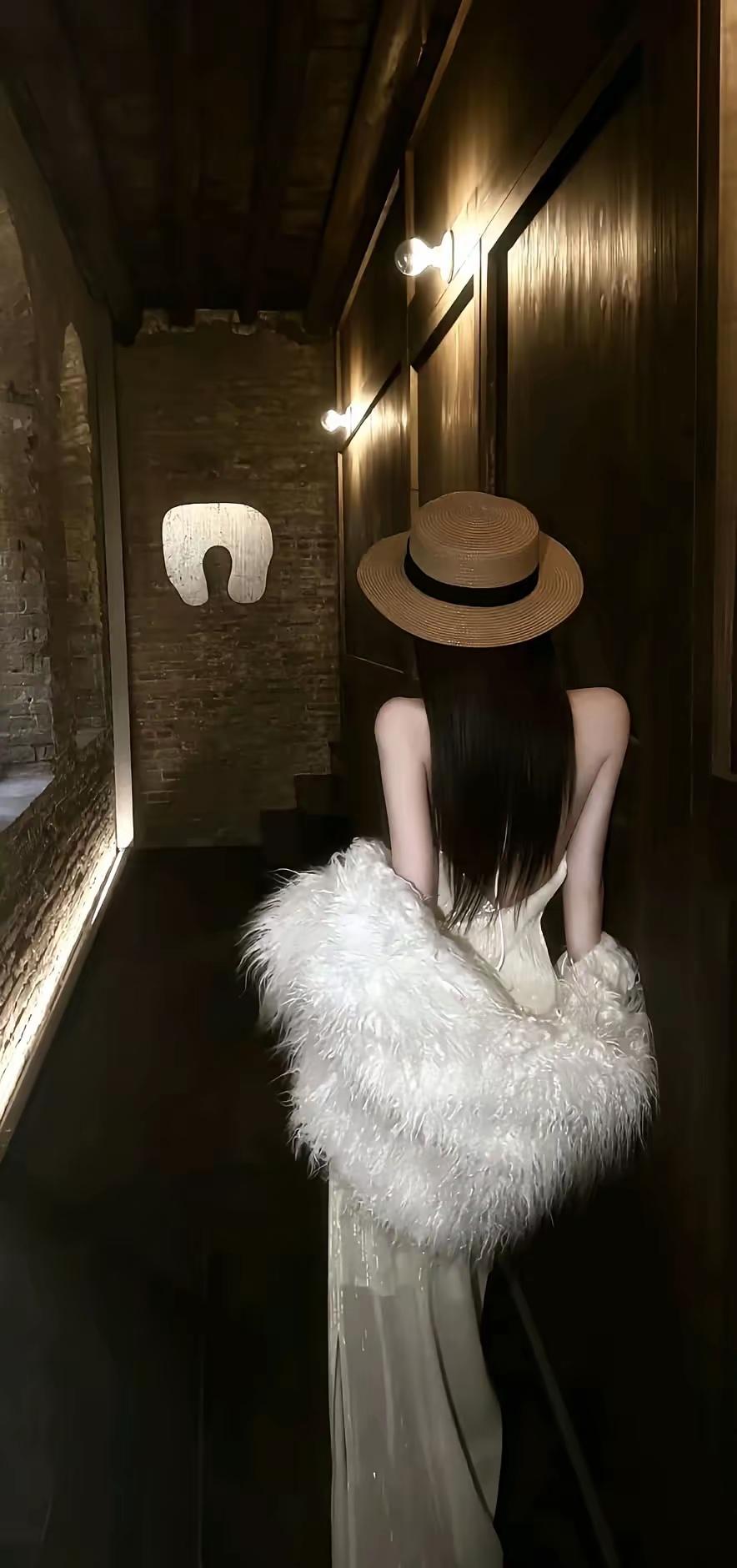 逛街时，美女的背影总能让人眼前一亮。
时尚街拍里，美女们的背影曼妙至极。优美身姿