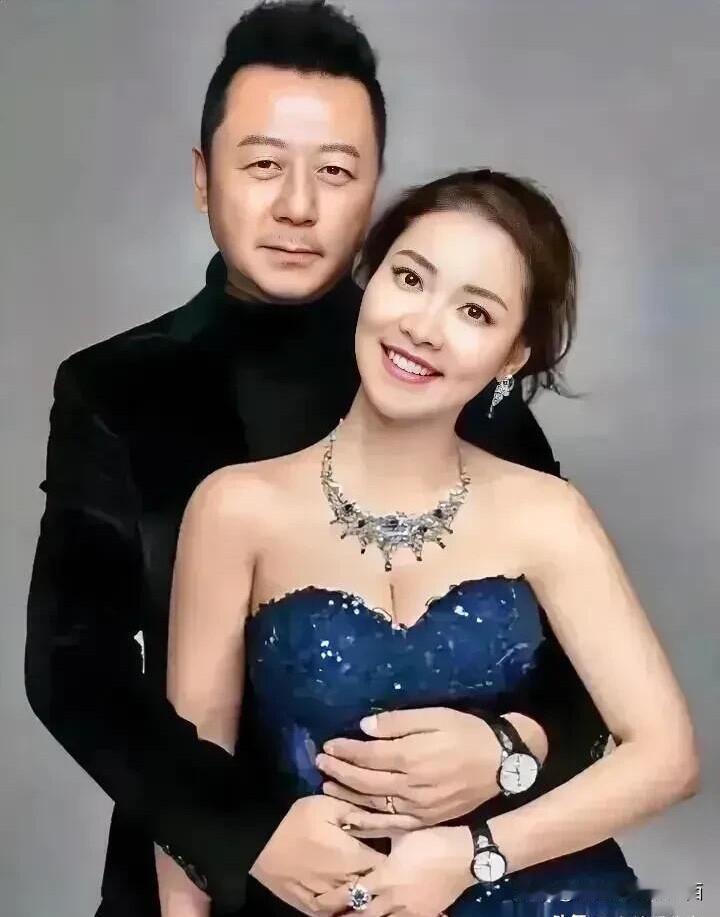 原来郭涛的老婆长这样，本人真是又美又飒，脸颊圆润气色绝佳，比当时他一起拍摄《父母