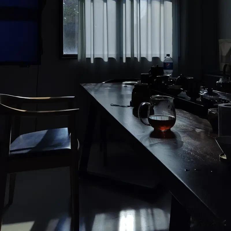 茶桌之上，褪去客套伪装，最见人心。古来茶会本以清心论道为本，如今却常沦为攀比场、