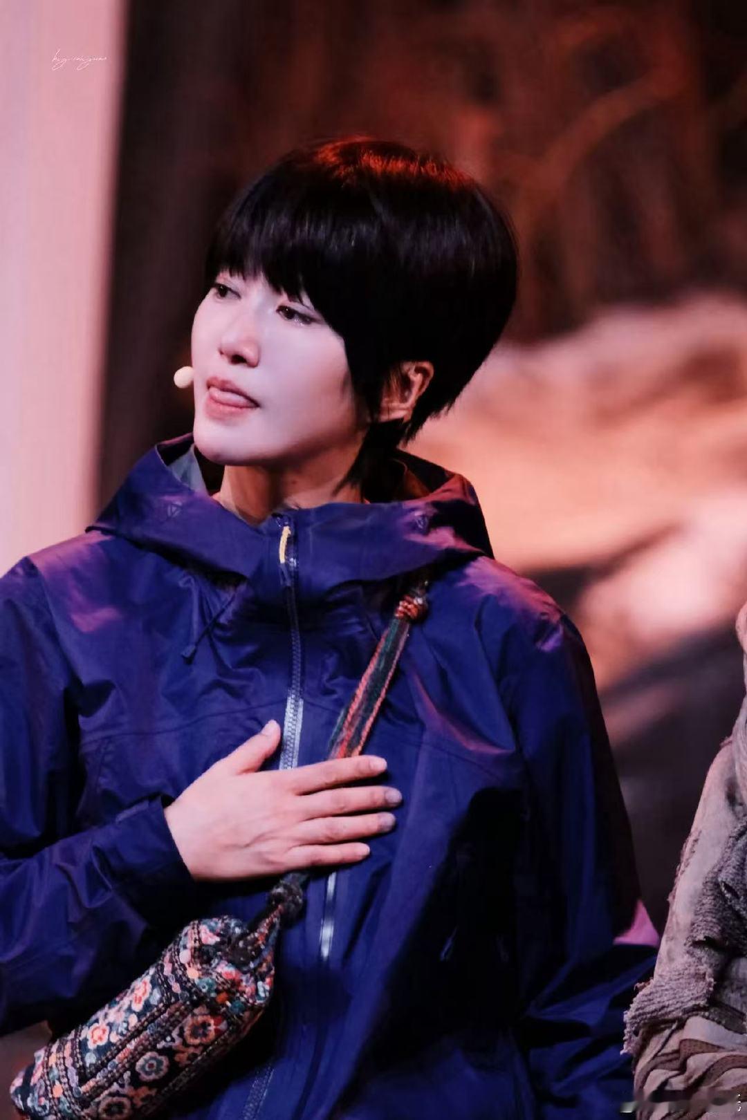 谭维维同时教1400个观众唱歌 谭维维也太会了吧！1400人的大合唱现场，她用轻