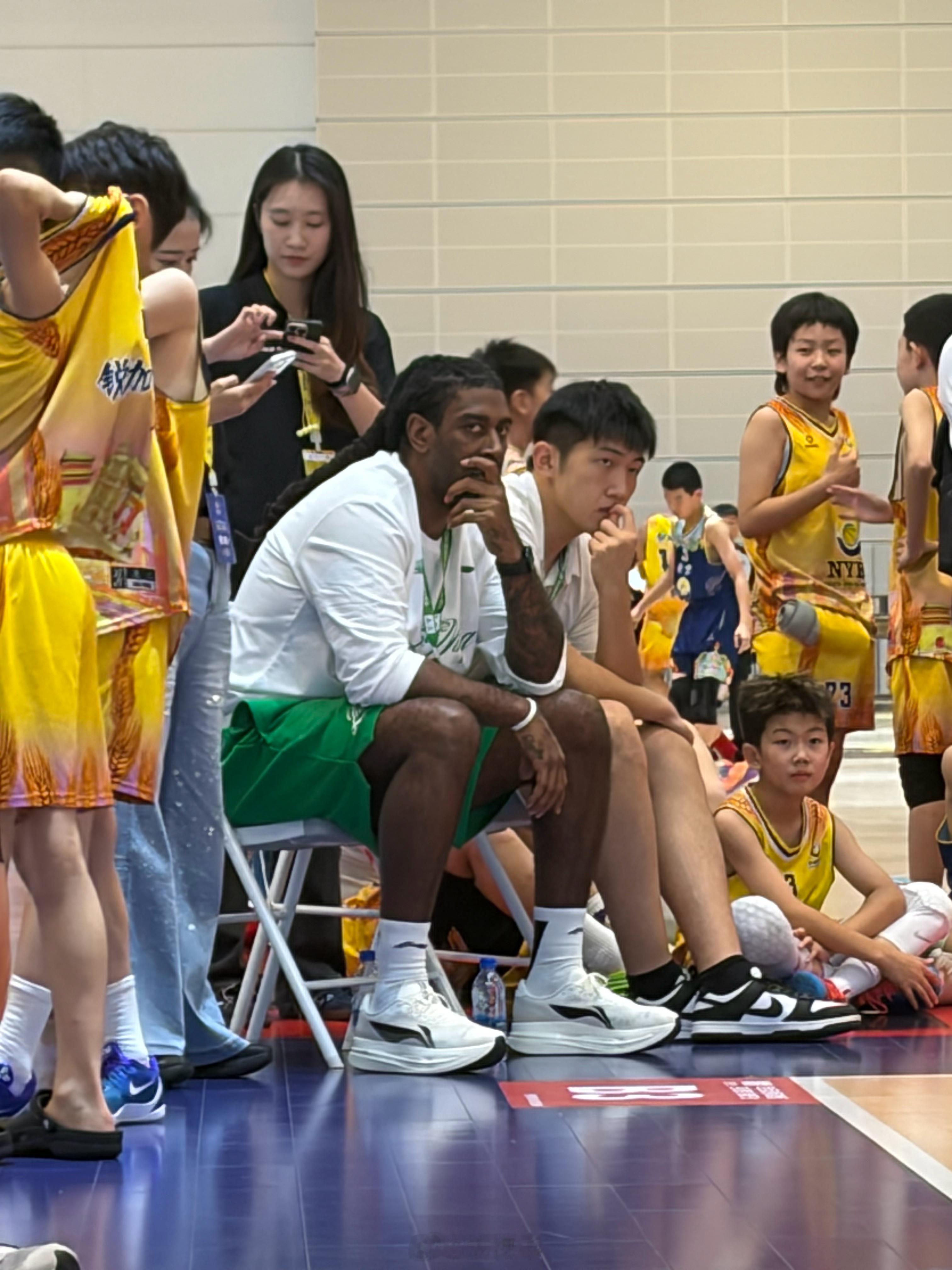 梅奥静静地看小朋友们表现。nybo青少年篮球公开赛大场面见世界 天津·国家会展中