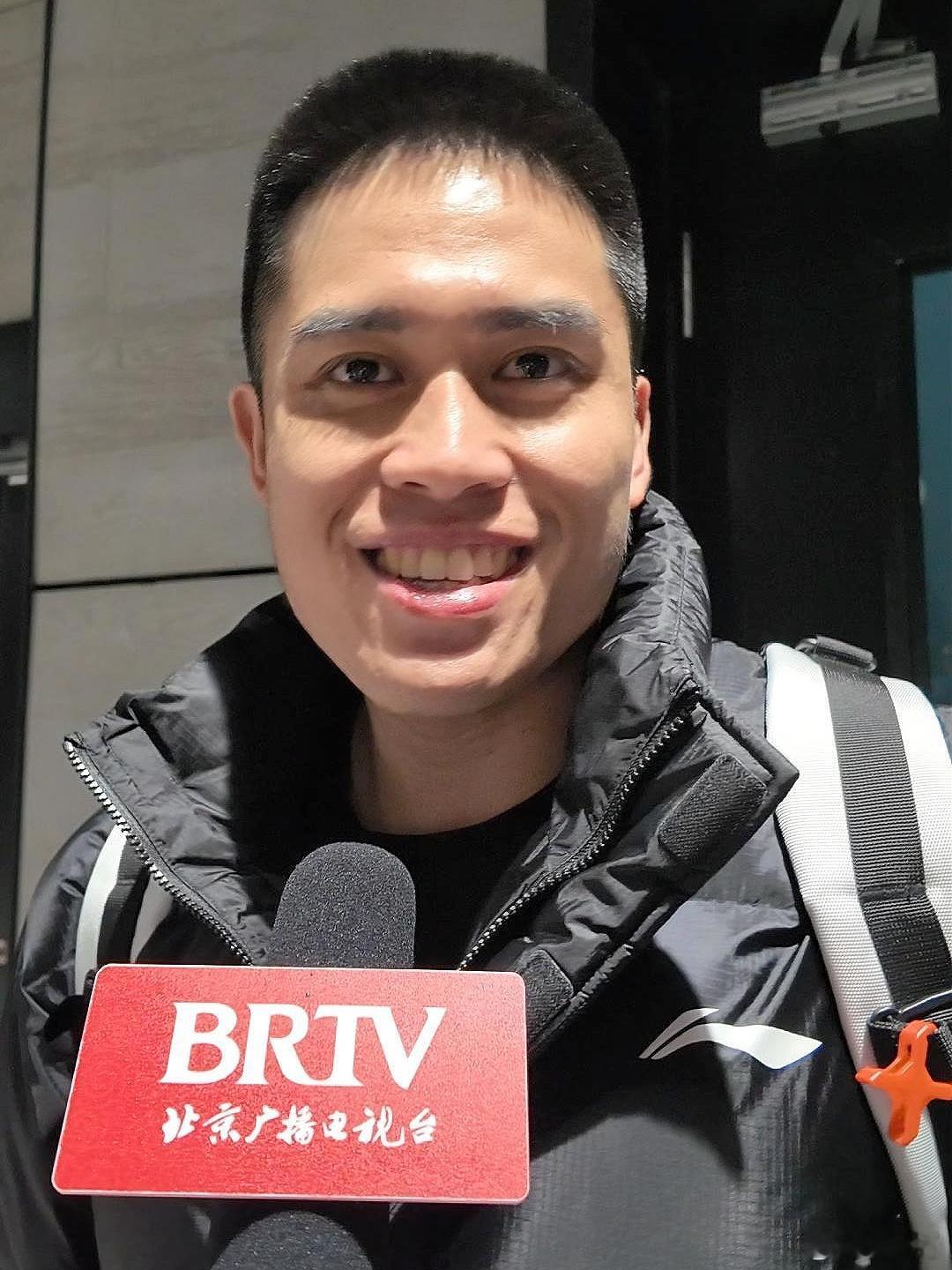 北京首钢 赛后问Ray累不累，他给了我这样一个温暖的笑容，很难想象在场上他打得那