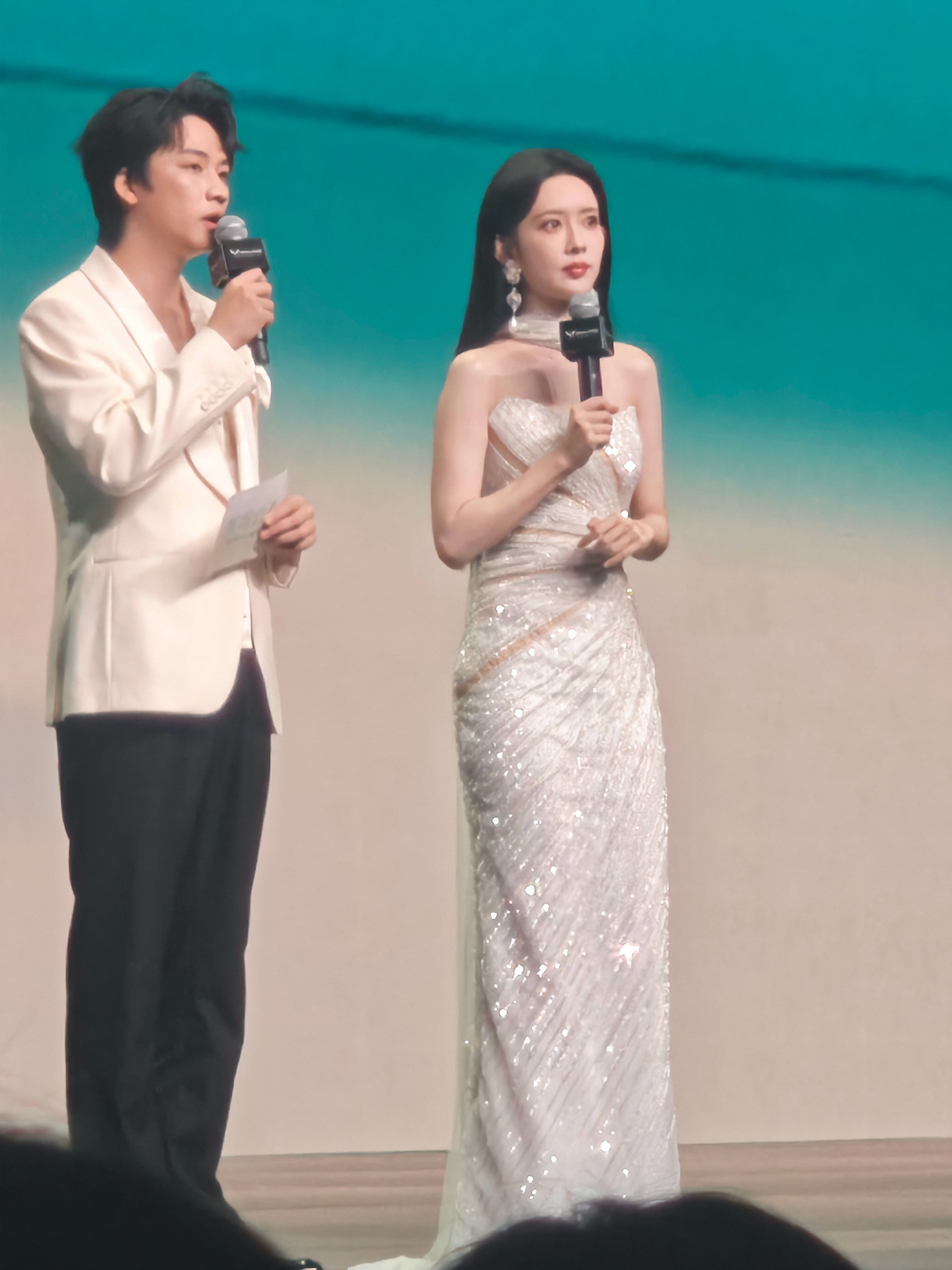 孟子义 天哪，明星的身材管理也太好了吧，见了本人真的超级美呀！ 