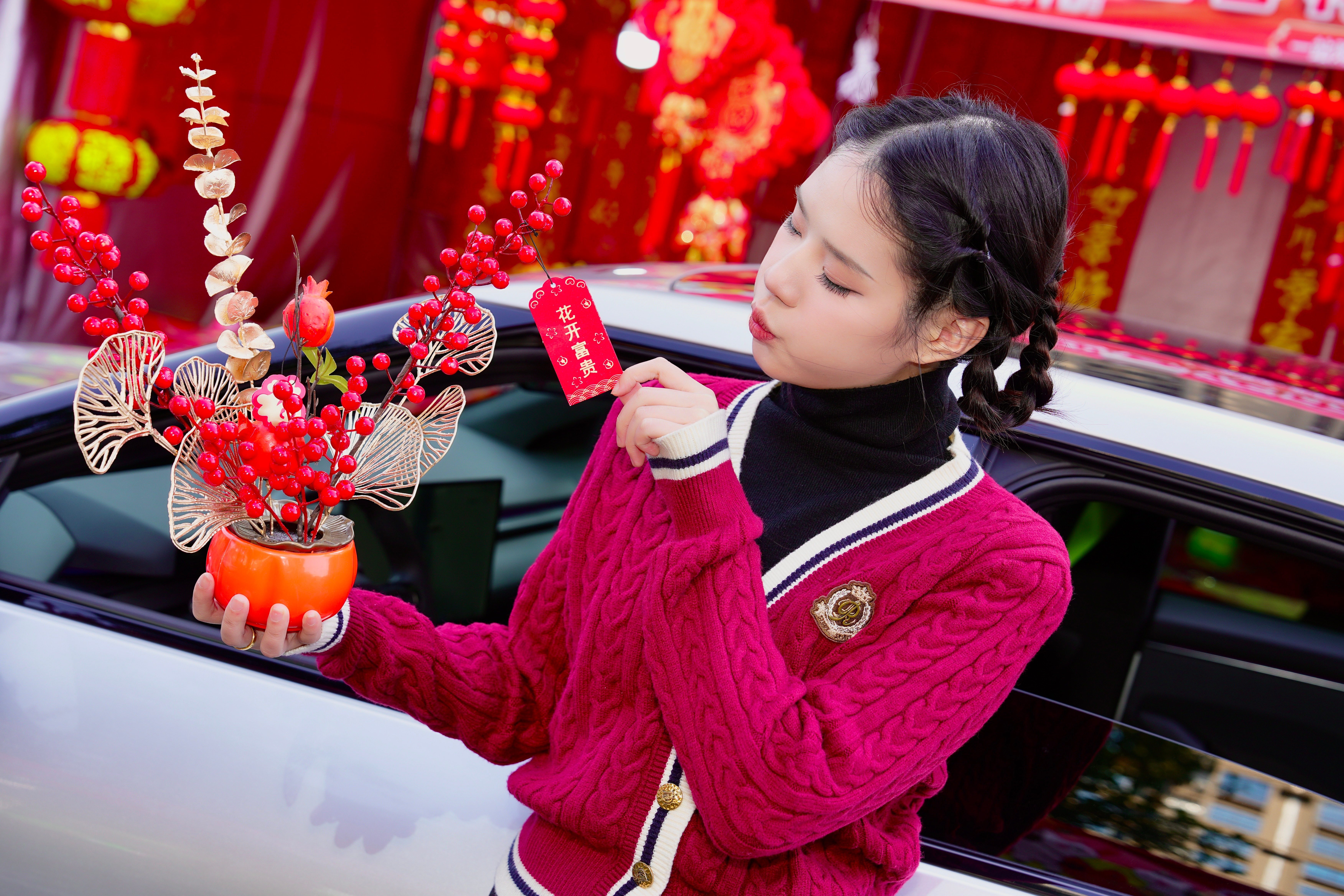 马年逛花市的顶配打开方式，是让全新小鹏P7当“专属座驾”🐎攥着刚买的福字钻进车