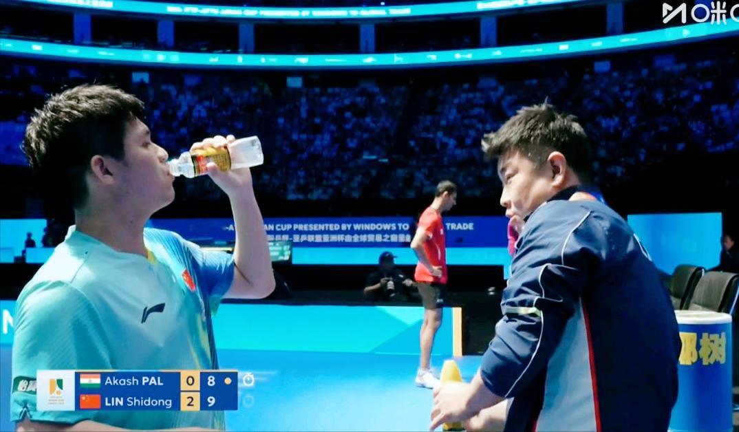 笑死我了！
今天王皓给林诗栋指导，
要么安静的坐着，
要么微笑的指导林诗栋。
