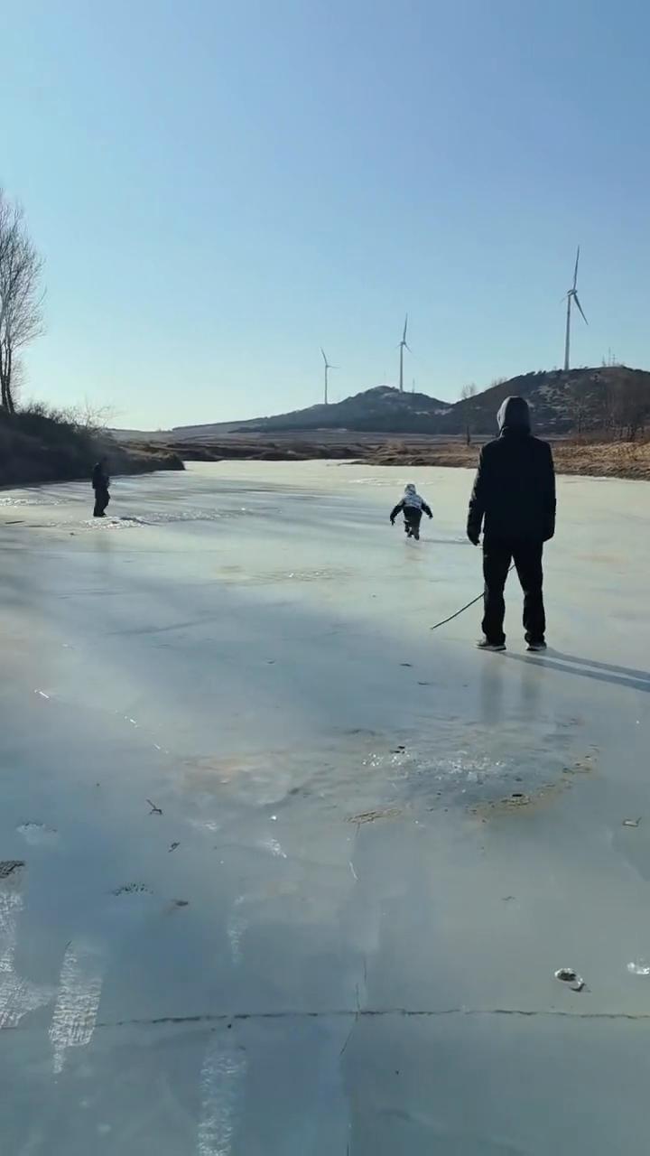 看我帅气的漂移。这衣服好像新穿了，这里边都松飘了。
