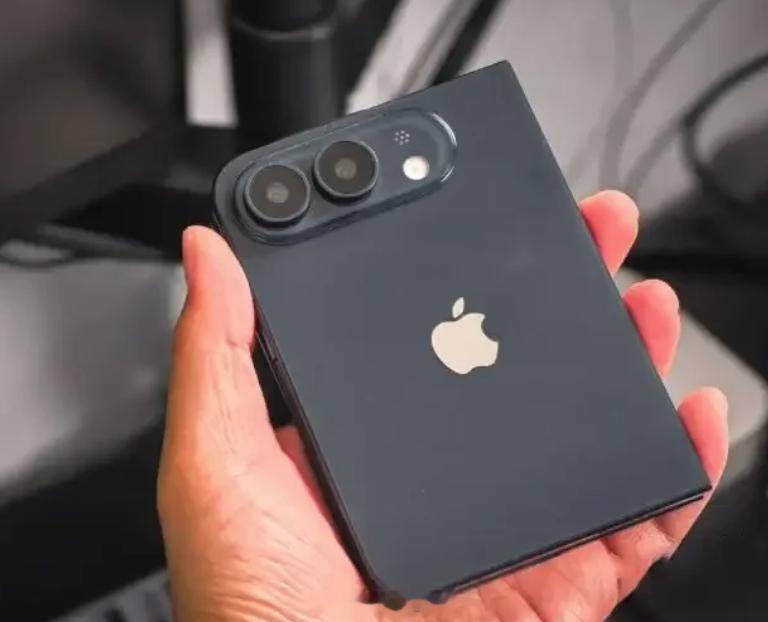 iPhoneUltra黑色机模 iPhone首款折叠屏性价比好低啊……没有实体操