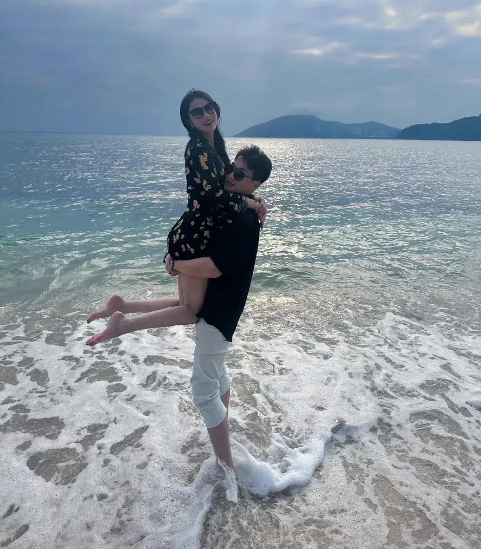 张馨予何捷结婚七年，愣是没晒过一件奢侈品，是低调还是不在乎？

别人秀恩爱靠豪车