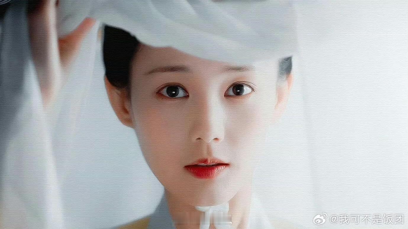 哭戏李一桐没输过《书卷一梦》里宋一梦哭戏太绝，眼泪慢慢涌，眼神带绝望，没激烈动作