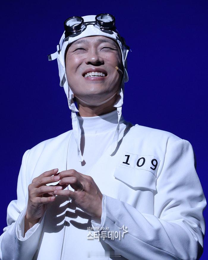 【崔在林在音乐剧《柔美的细胞小将》饰演神秘细胞“109”】 崔在林表示“最终目标