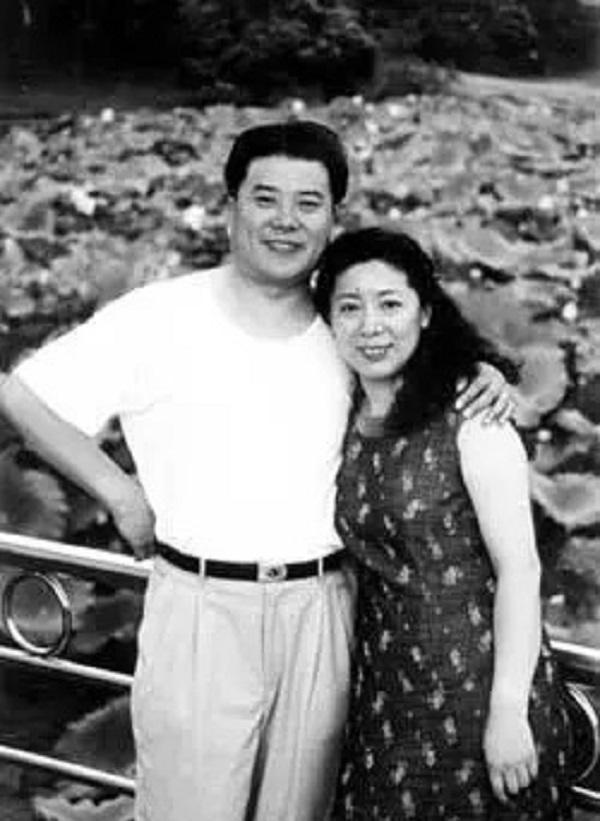 1990年，经历了丈夫无数次殴打后，著名歌唱家关牧村再也忍无可忍，看着躲在墙角发