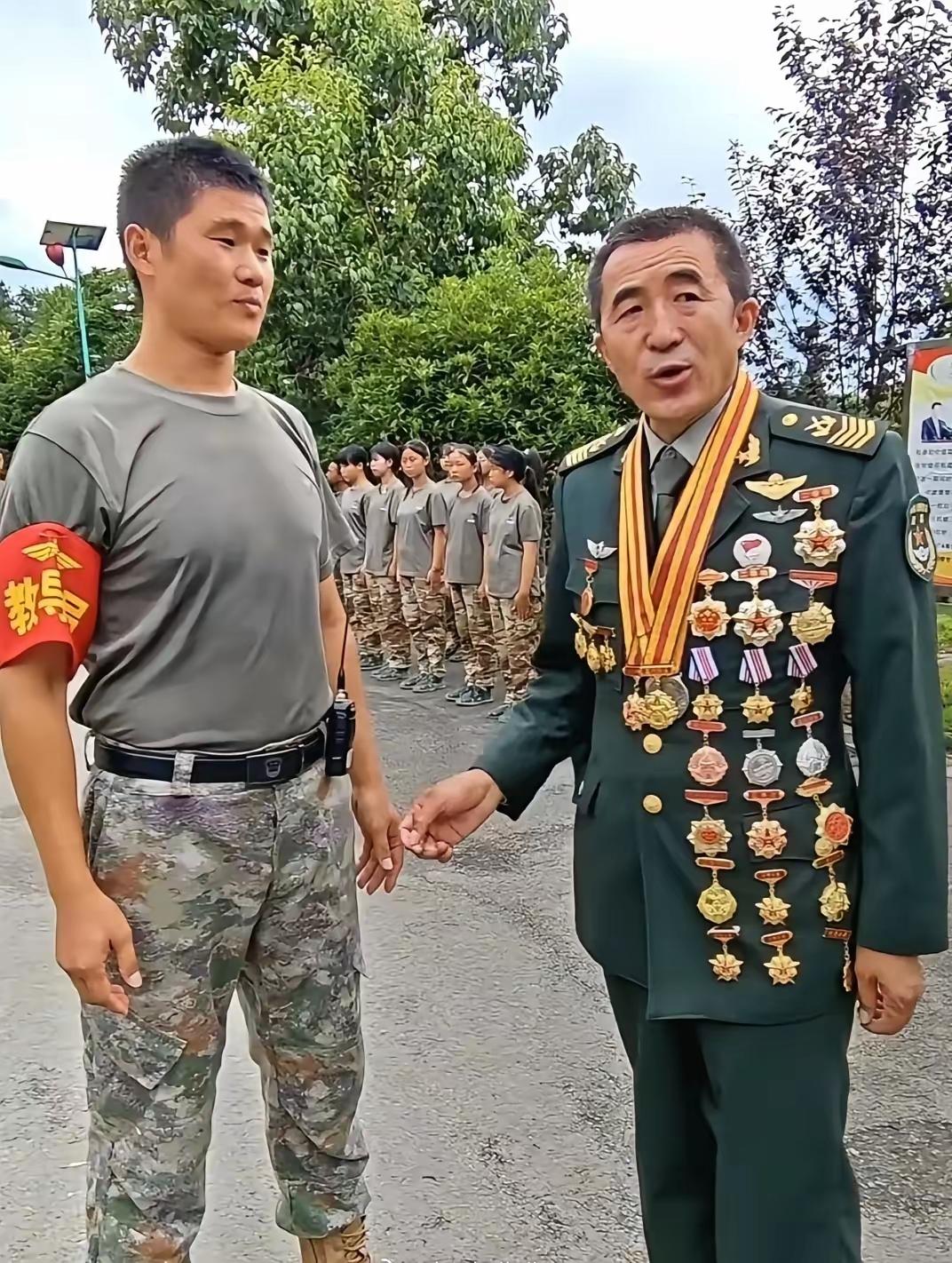 不简单，一级军士长，兵王，将军见了都敬礼！[赞]