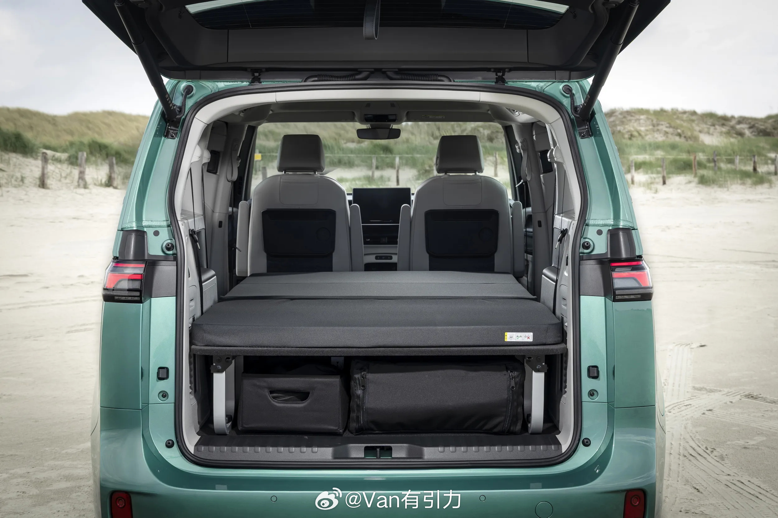 大众给ID.Buzz出了一个露营套件，包含2x1.2 m折叠床垫、全车遮光帘、侧