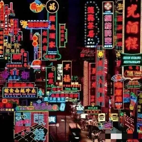 看香港日本台湾地区的商业街，商家都恨不得让自己的招牌露在最显眼的地方，遮住其他家