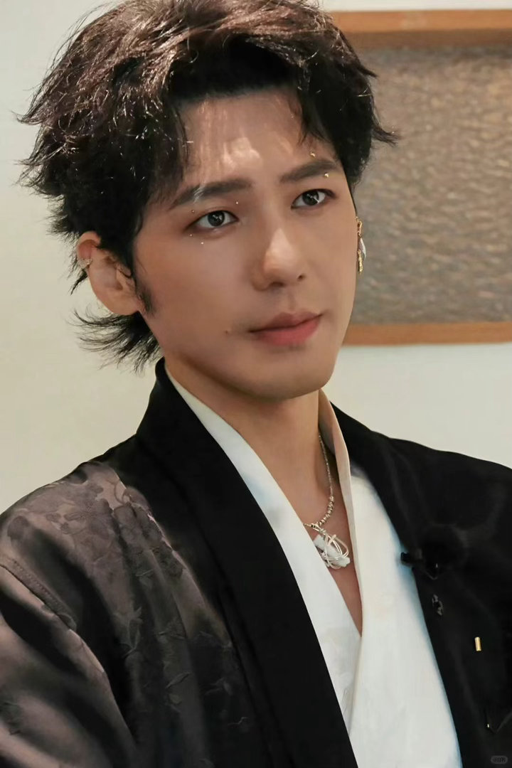 白宇一副眼镜两个daddy白宇还需要人帮他扶眼镜吗 上次是纯正daddy味，这次