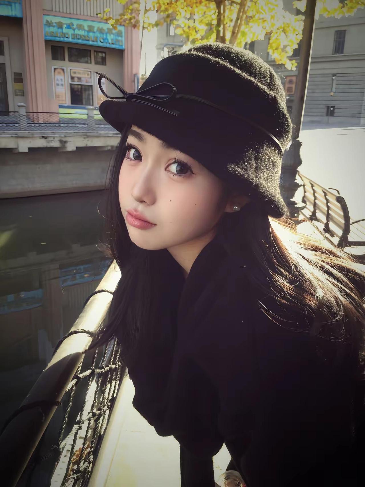 我总幻想 在某个晚上或凌晨你会给我发一段很长的消息 告诉我这段时间你也在想我 没