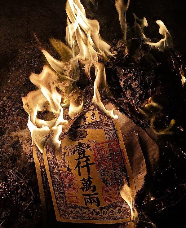 又是一年中元节。世间烟火袅袅，阴阳两隔，再不能促膝闲话。很多女儿，不管嫁出去多少