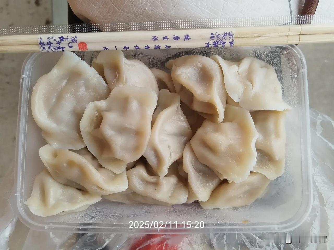 一份饺子，礼轻情重
谢谢你给我的水饺
今生今世我不忘怀
谢谢你给我的书籍
伴我度