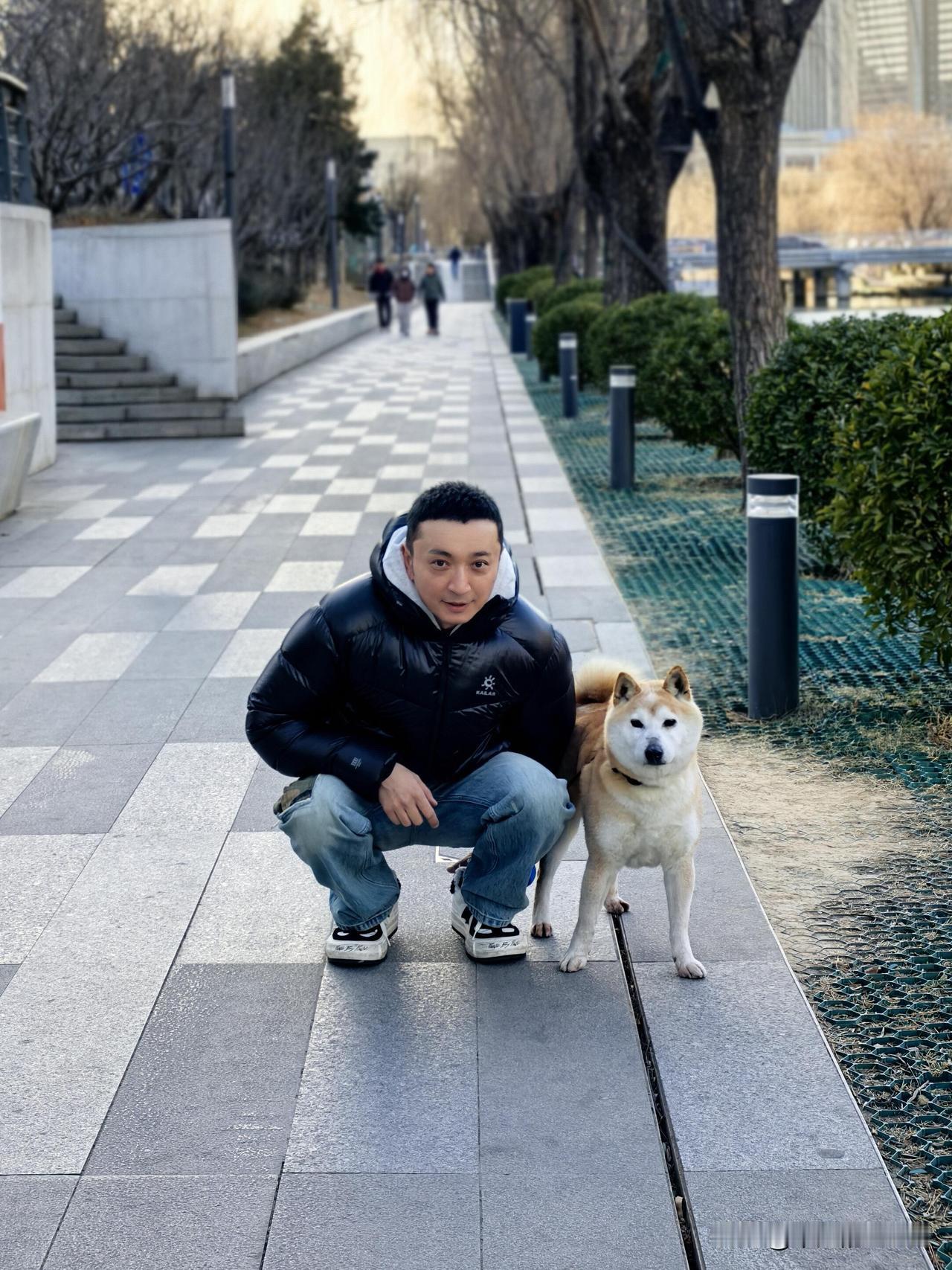2月11日，央视主持人尼格买提更新生活动态，并配文“我野哥终于复出了”。

小尼