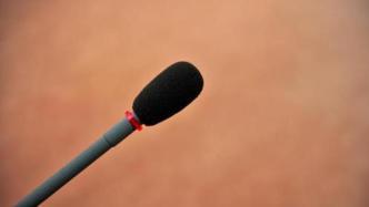 【董事长回应因薪酬低反对自己当董事长】11月28日，艾比森发布第六届董事会第一次