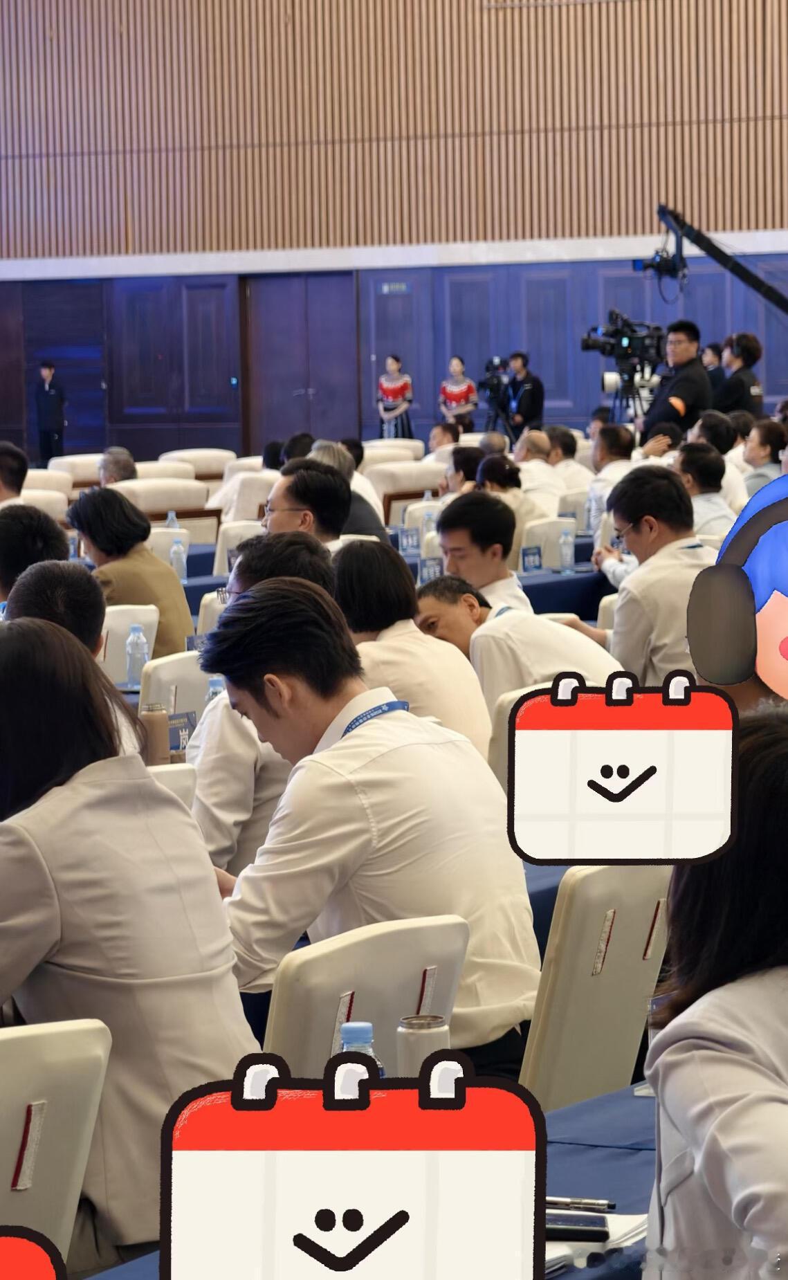 侧脸+背肌+精英感 于适今天芥末帅 2026中国网络文明大会