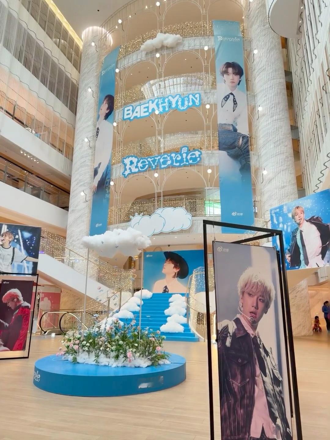 边伯贤微博痛楼伯贤上海痛楼！领小卡！ 11.15-11.16过来打卡还有撕拉照片