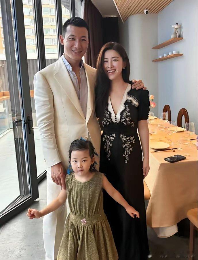 主持人问朱珠:“当时遇到你先生时，你是一见钟情吗？”朱珠说:“我们俩认识好多年了