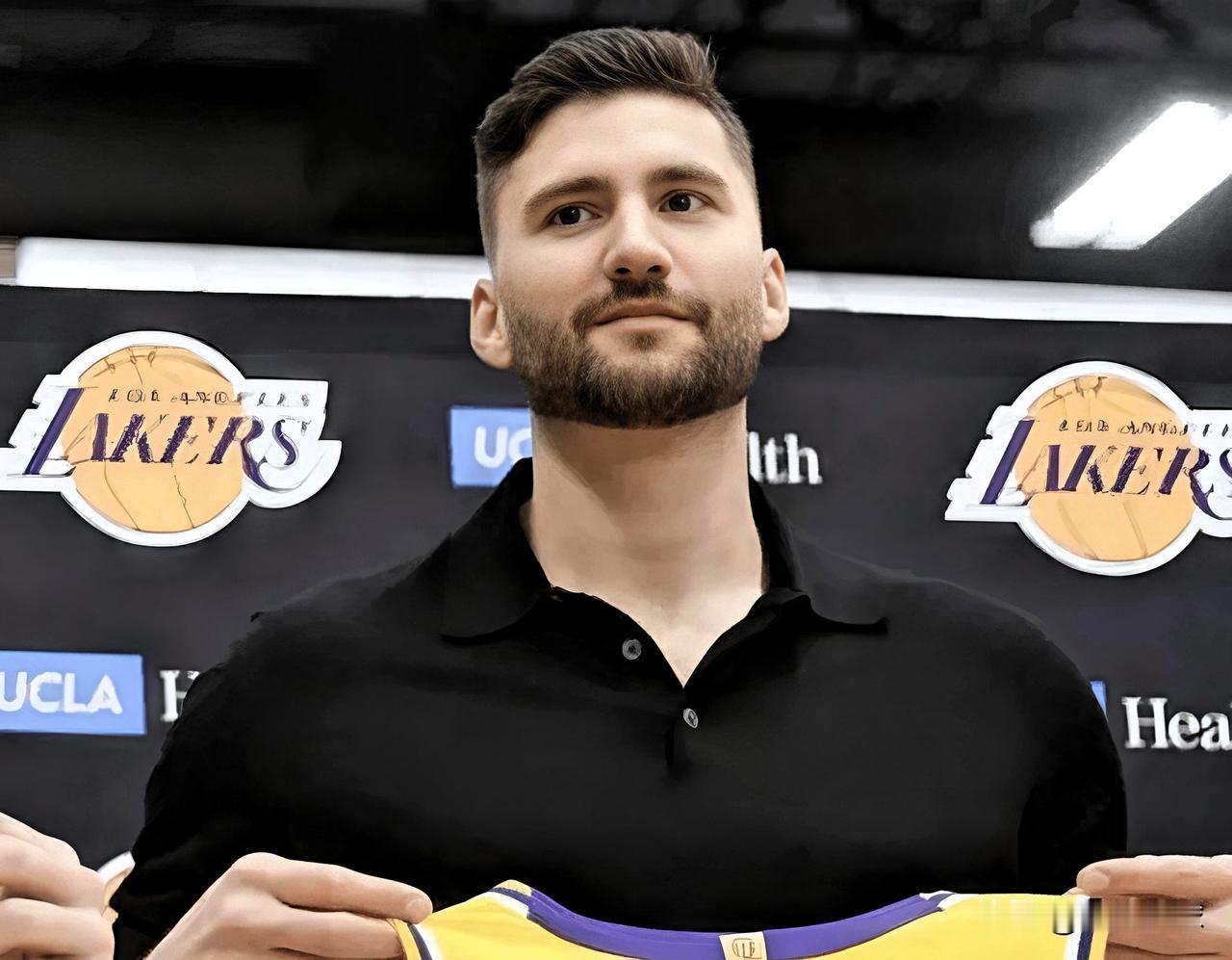 湖人喜从天降，克勒贝尔终于复出了！

根据最新的球队伤病报告，马克西-克勒贝尔的