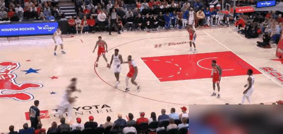 杜兰特双腿一软，两膝砰地砸在地板上，汗水顺着下巴滴落，大口喘气连站都站不稳。场边