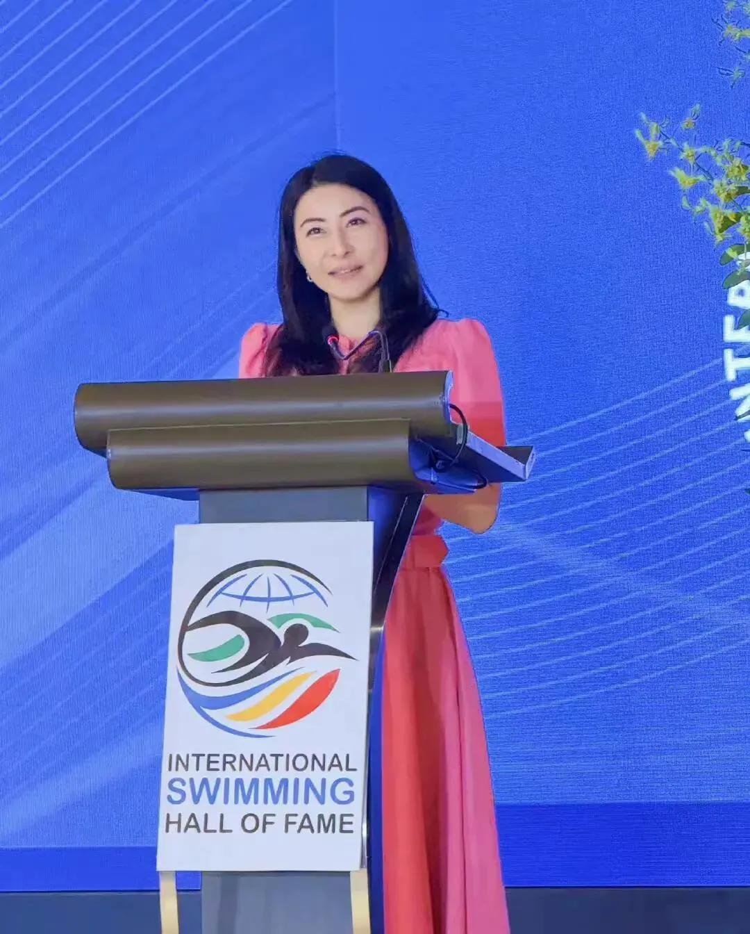 这次在新加坡的国际游泳锦标赛上，郭晶晶以裁判的身份出席，同时也迎来了属于她的高光
