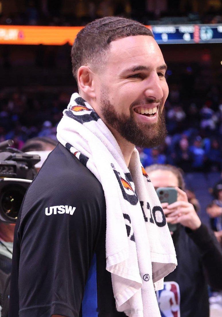 NBA交易 据Christian Clark报道，独行侠队愿意听取关于克莱·汤普