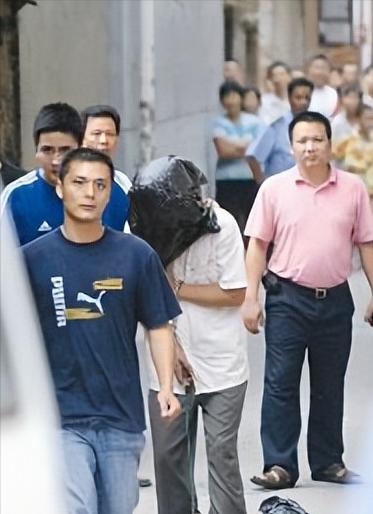 你敢信？

一场30元的皮肉生意，

超时被拒，男人卡脖，

丈夫拿铁链锁打人，