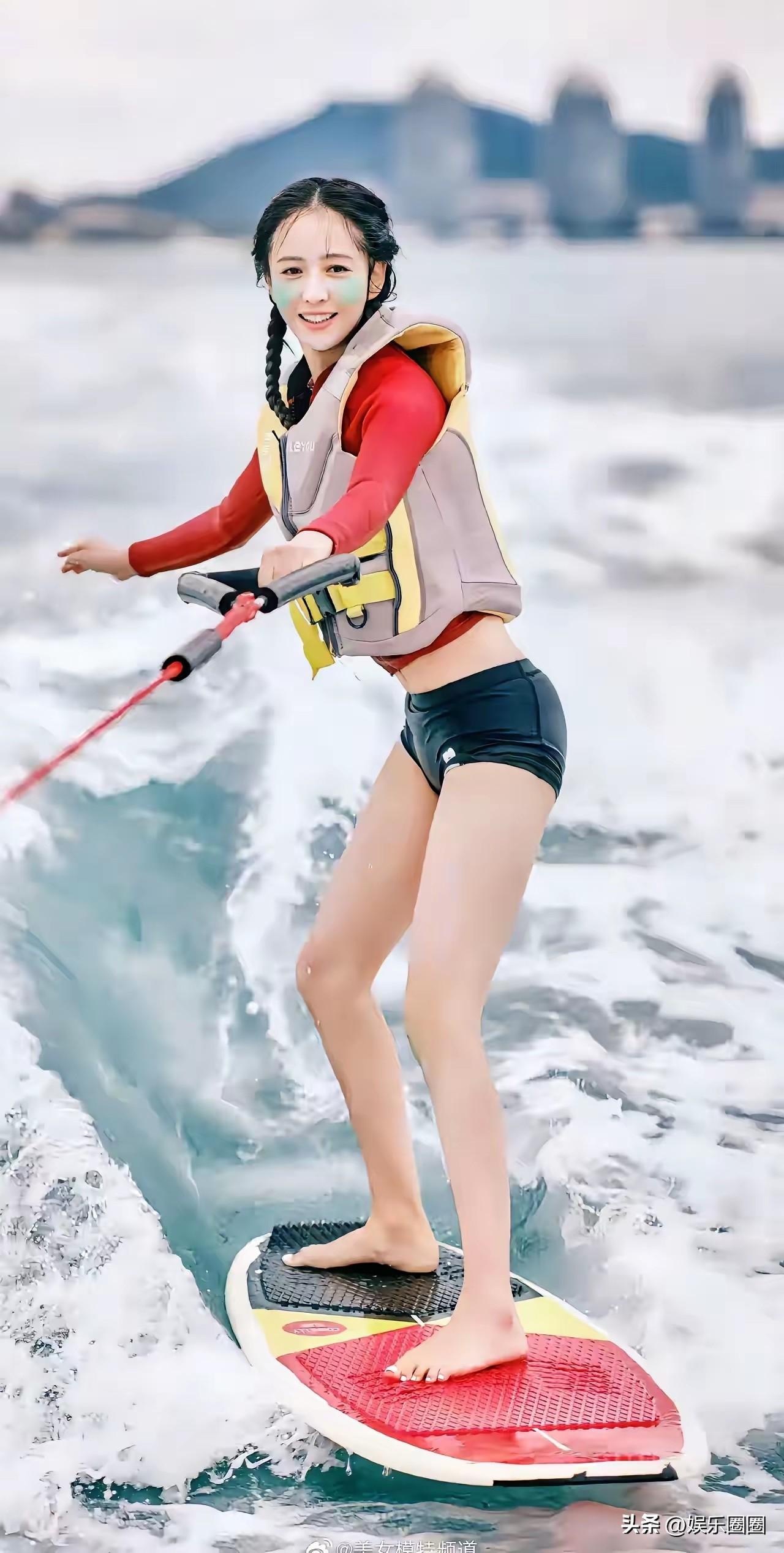 佟丽娅
是个极为通透的女子
她有儿子相伴
也实现了财富自由
别的女星还在为无戏可