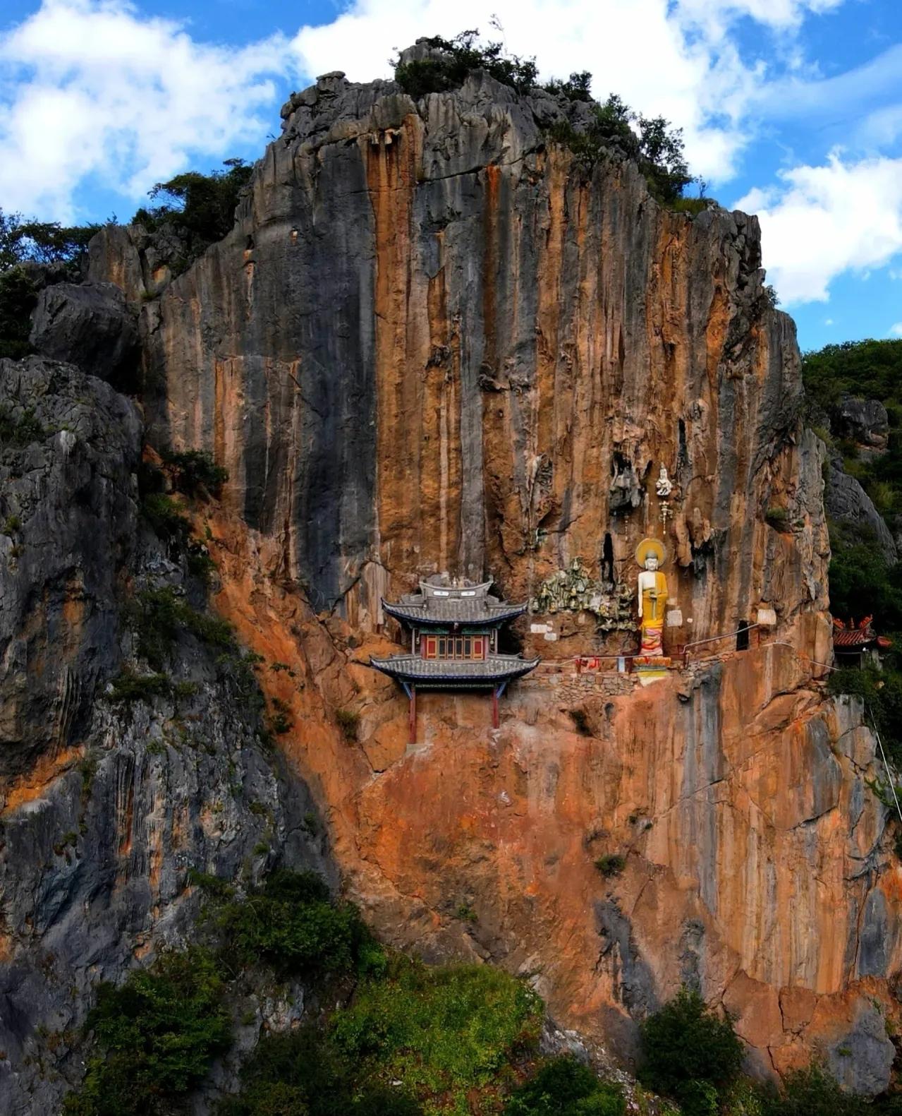 大理奇观|宾川悬空寺，攀岩好去处
说起大理宾川的鸡足山，无人不知
但在大理宾川县