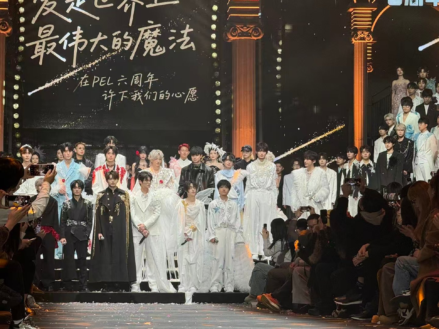 这哪是晚会节目，分明是“PEL天团”出道首秀现场！PEL选手合唱精英不凡